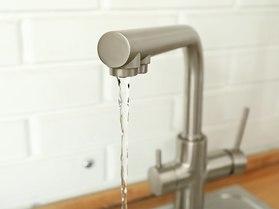 Pourquoi l’eau de pluie est plus douce ? L’avantage de la citerne verte pour vos plantes