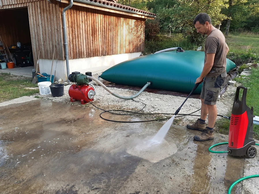 Nettoyer sa terrasse avec l'eau de pluie